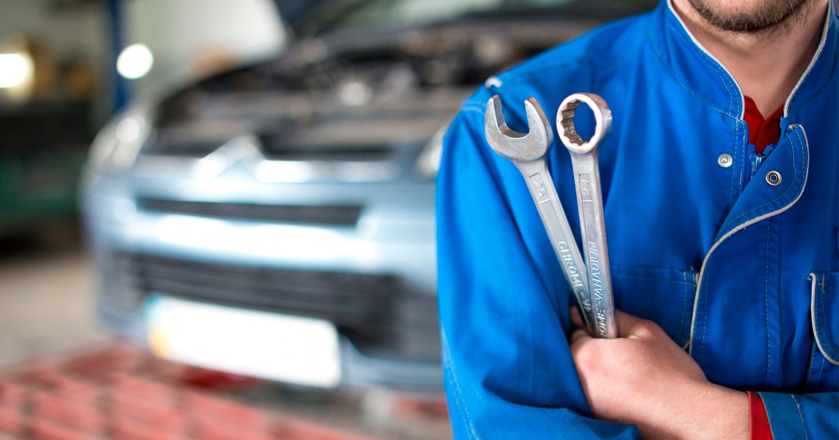 Imagem ilustrativa mostrando um trabalhador em sua oficina.